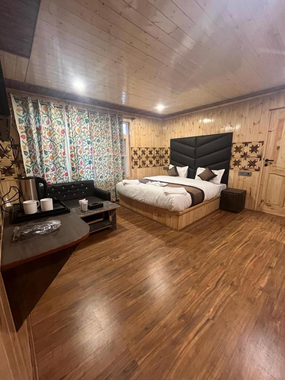Pahalgām Pine Palace Resort מראה חיצוני תמונה